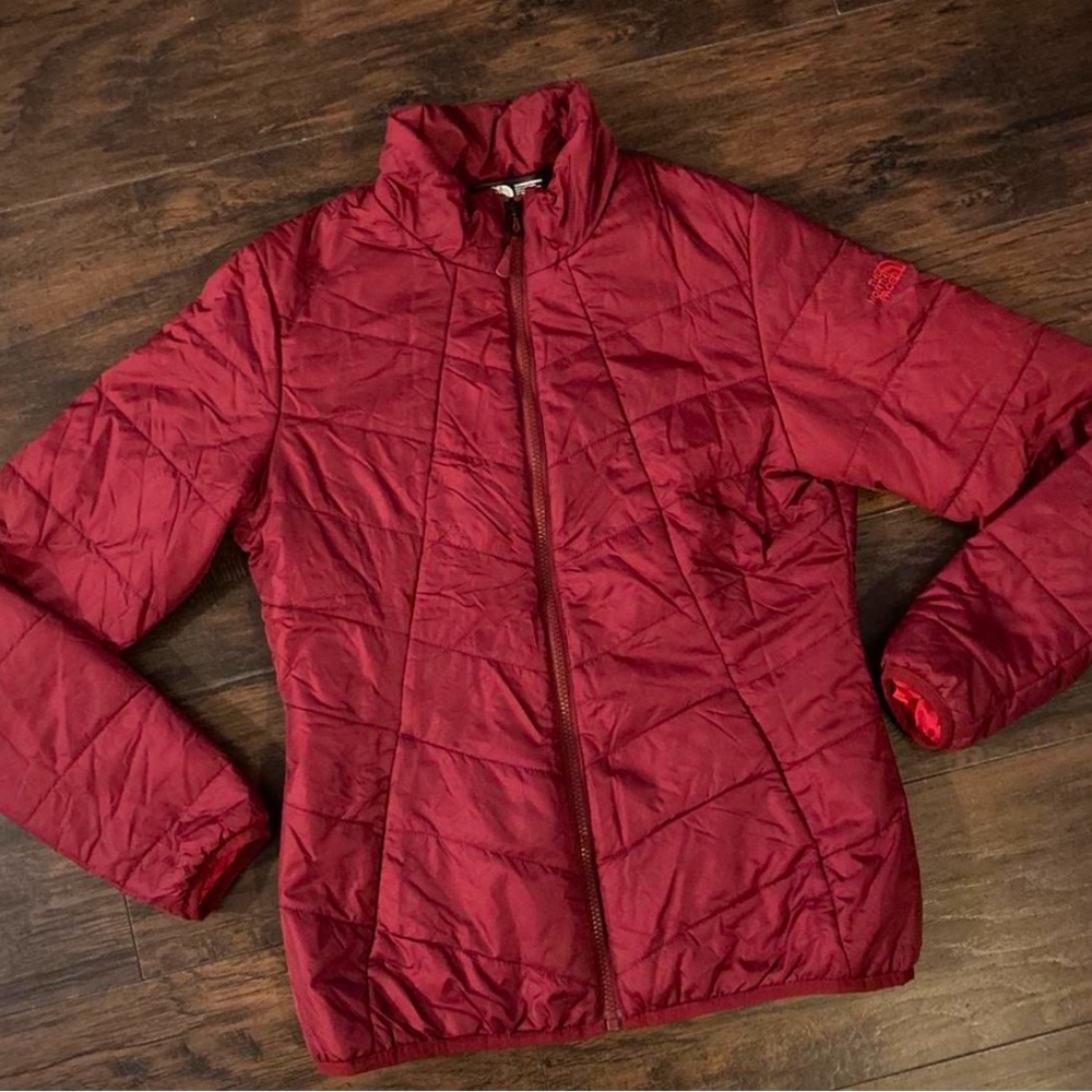 Women’s North Face light puffy coat Size M burgundy
